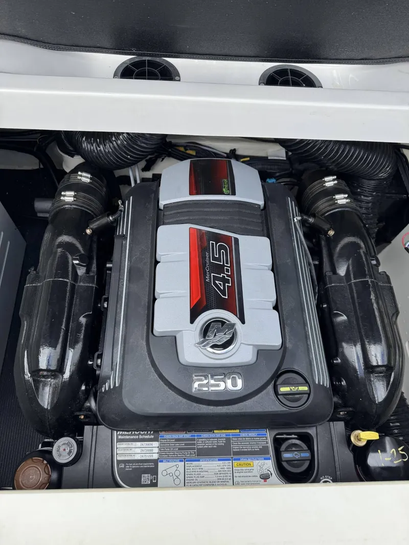 Slide: The Image of Sea Ray SPX 210 2023 - 9