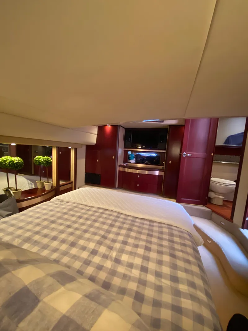 Slide: The Image of Luxurious cabin interior of 2006 Sea Ray 580 Sedan Bridge yacht. - 46