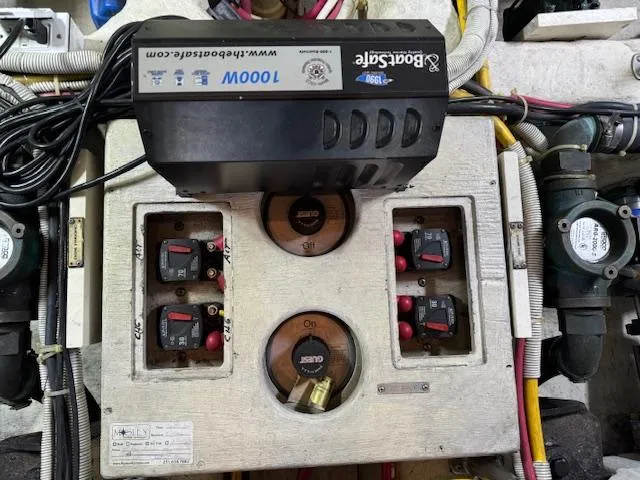 Slide: The Image of Carver 410 Sport Sedan 2003 - 100