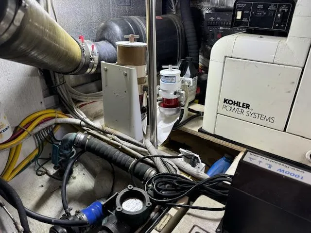 Slide: The Image of Carver 410 Sport Sedan 2003 - 101