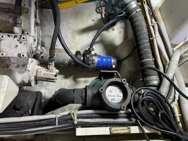 Slide: The Image of Carver 410 Sport Sedan 2003 - 102