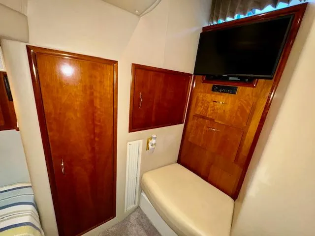 Slide: The Image of Carver 410 Sport Sedan 2003 - 82