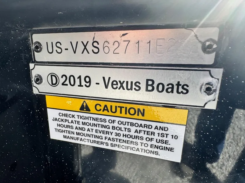 Slide: The Image of 2022 Vexus DVX20S boat identification and caution label. - 4