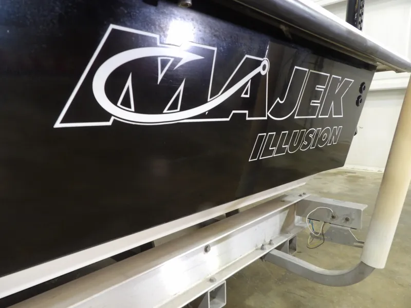 Slide: The Image of Majek 22 ILLUSION 2019 - 6