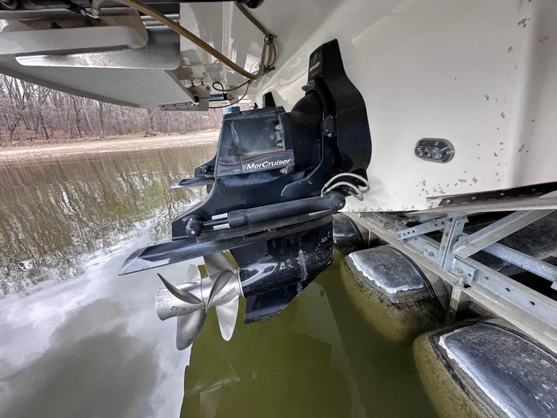 Slide: The Image of 2014 Sea Ray 350 SLX boat with MerCruiser outdrive in water. - 40