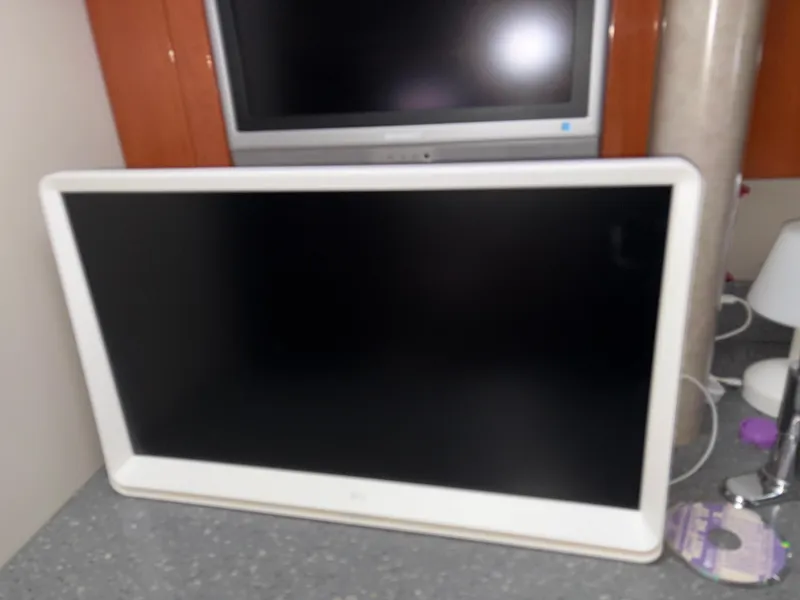 Slide: The Image of 2005 Formula 40pc interior with modern flat-screen TV and countertop accessories. - 32