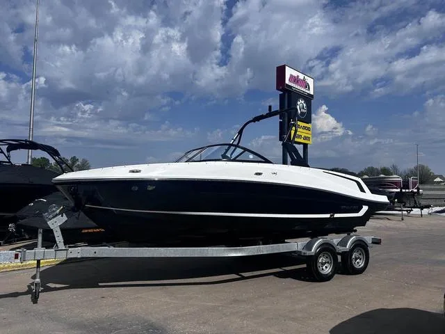 Slide: The Image of Bayliner VR5 Bowrider 2021 - 1