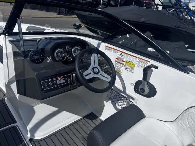 Slide: The Image of Bayliner VR5 Bowrider 2021 - 10