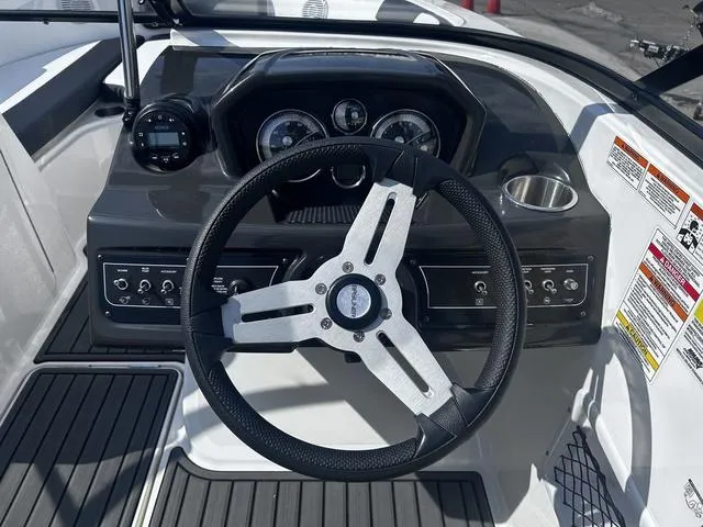 Slide: The Image of Bayliner VR5 Bowrider 2021 - 12