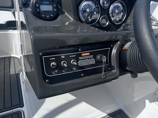 Slide: The Image of Bayliner VR5 Bowrider 2021 - 13