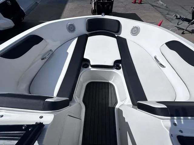 Slide: The Image of Bayliner VR5 Bowrider 2021 - 15