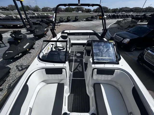 Slide: The Image of Bayliner VR5 Bowrider 2021 - 16