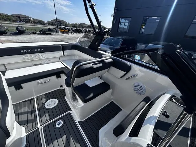 Slide: The Image of Bayliner VR5 Bowrider 2021 - 17