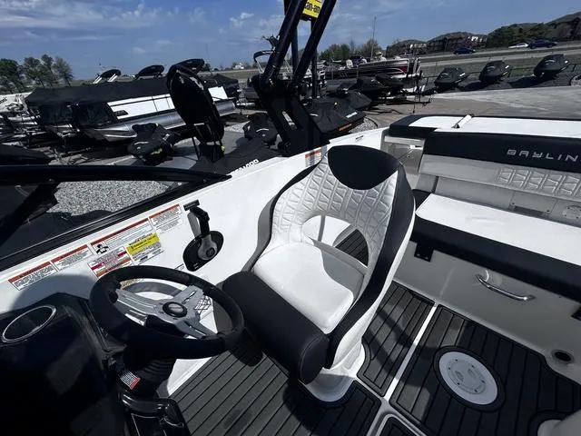 Slide: The Image of Bayliner VR5 Bowrider 2021 - 19