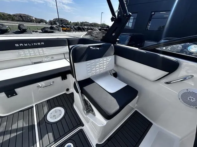 Slide: The Image of Bayliner VR5 Bowrider 2021 - 20