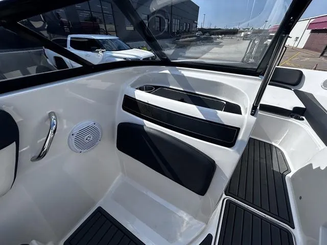 Slide: The Image of Bayliner VR5 Bowrider 2021 - 21