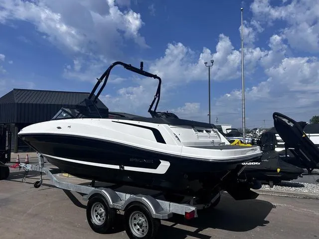 Slide: The Image of Bayliner VR5 Bowrider 2021 - 4