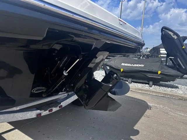 Slide: The Image of Bayliner VR5 Bowrider 2021 - 5