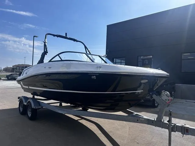 Slide: The Image of Bayliner VR5 Bowrider 2021 - 6