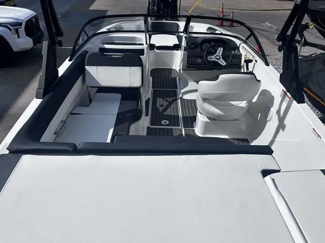 Slide: The Image of Bayliner VR5 Bowrider 2021 - 8