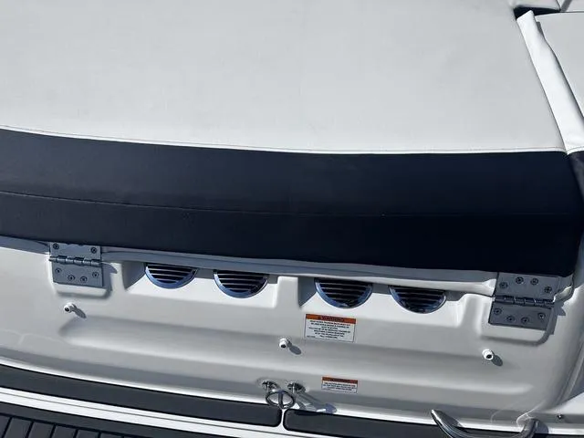 Slide: The Image of Bayliner VR5 Bowrider 2021 - 9