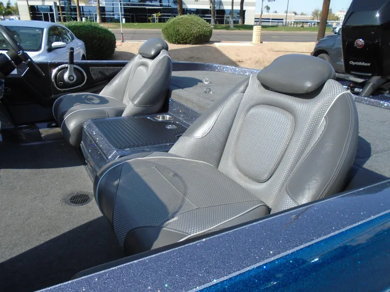 Slide: The Image of 2018 Ranger Z518 Comanche boat interior with gray seats and console. - 14