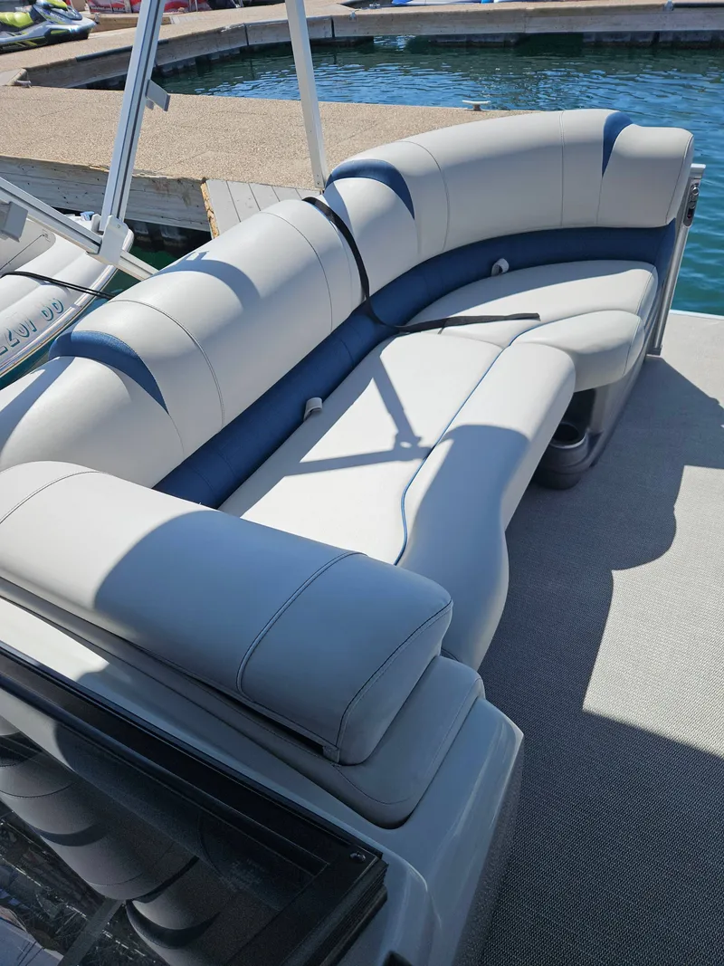 Slide: The Image of Avalon Pontoon 2022 - 12