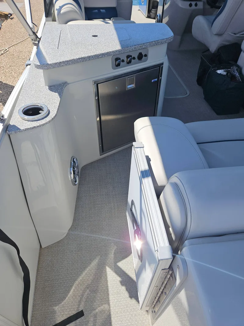 Slide: The Image of Avalon Pontoon 2022 - 9