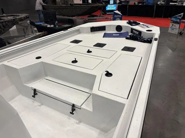 Slide: The Image of Thor LAKE HAMMER 1900 CC W/ BAYSTAR STEERING 2025 - 16