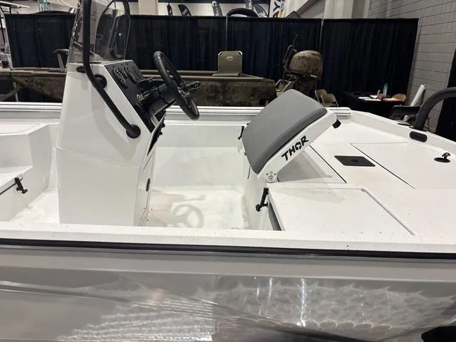 Slide: The Image of Thor LAKE HAMMER 1900 CC W/ BAYSTAR STEERING 2025 - 4