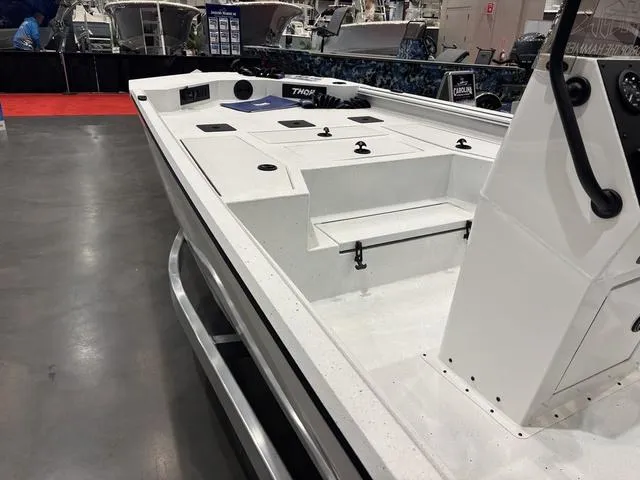 Slide: The Image of Thor LAKE HAMMER 1900 CC W/ BAYSTAR STEERING 2025 - 9