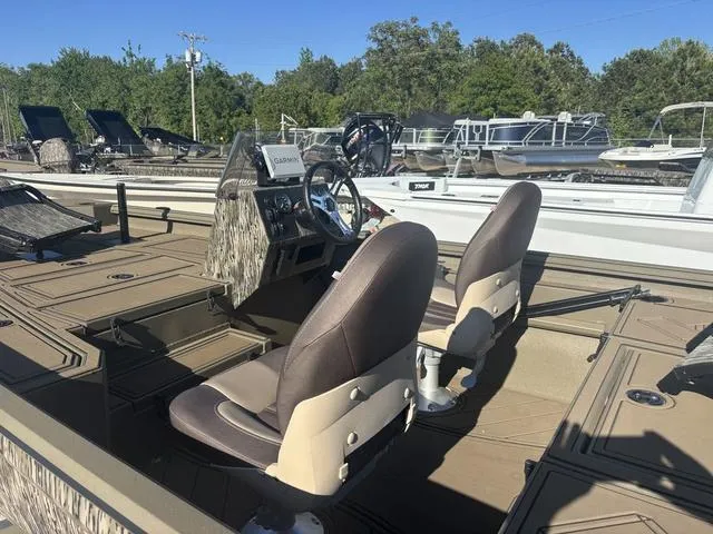 Slide: The Image of 2025 Thor LH1900 DLX Side Console boat with Baystar steering, featuring dual seats and control panel. - 9