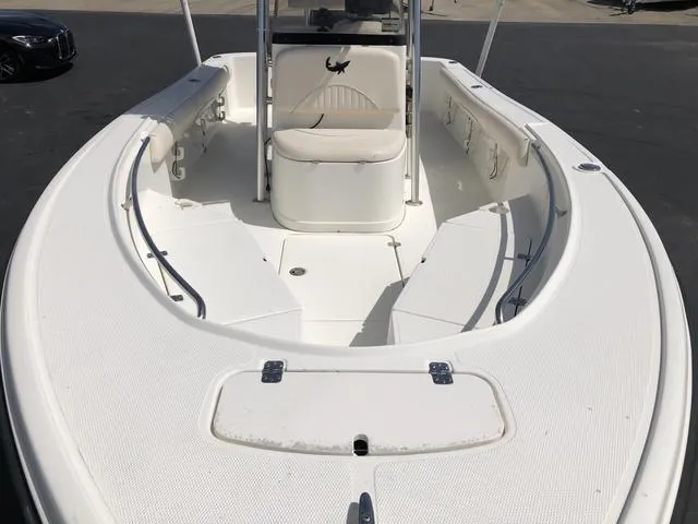 Slide: The Image of 2009 Mako 204 Center Console boat with spacious seating and storage compartments. - 19