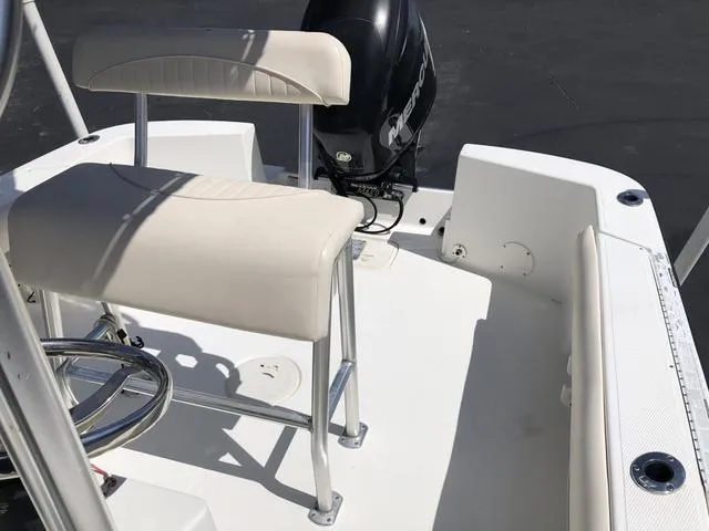 Slide: The Image of 2009 Mako 204 Center Console boat interior with seating and outboard motor. - 29