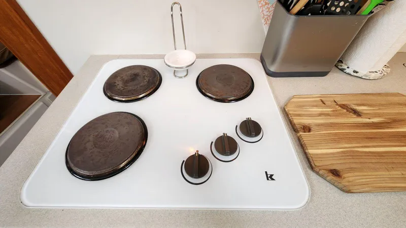 Slide: The Image of Electric stove with four burners on a Carver 440 Aft Cabin Motor Yacht, 1995 model. - 33