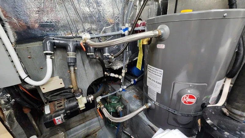 Slide: The Image of Carver 440 Aft Cabin Motor Yacht 1995 - 57