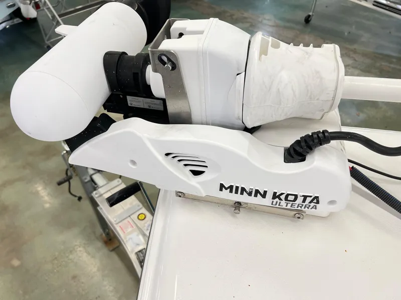 Slide: The Image of Minn Kota Ulterra motor on 2022 Sea Hunt BX25FS boat. - 10
