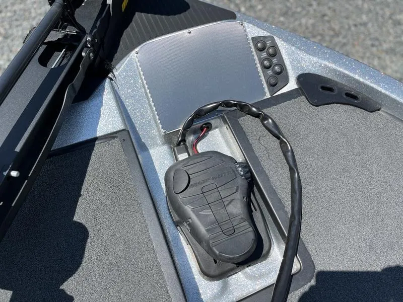 Slide: The Image of 2014 Ranger Z118 Comanche boat deck with foot pedal and control panel. - 17