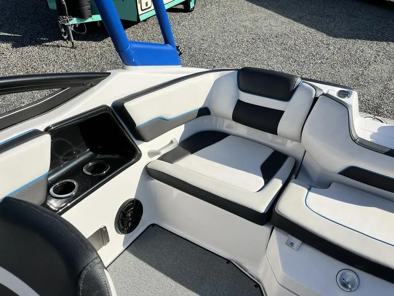 Slide: The Image of 2021 Yamaha Boats AR195 interior with white and black seating, cup holders, and speaker. - 20