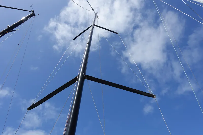 Slide: The Image of Mast of 2006 Maxi Dolphin CrossCurrent 33 sailboat against blue sky. - 14