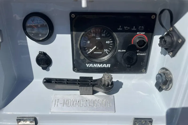 Slide: The Image of Maxi Dolphin Cross Current 33 2006 - 95