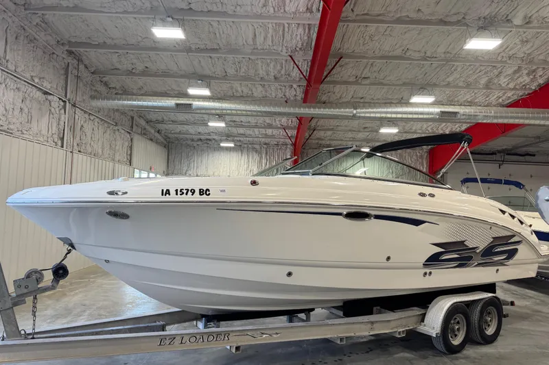 The Image of 2007 Chaparral 276 SSi boat on trailer in indoor storage facility. - 16