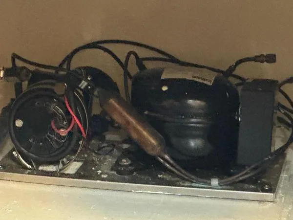 Slide: The Image of 1989 Custom SEA MAID compressor with wires and components. - 42