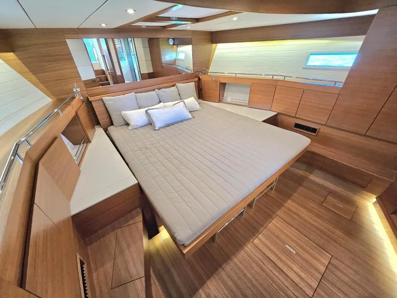 Slide: The Image of Delta Carbon 54 IPS 2018 - 59