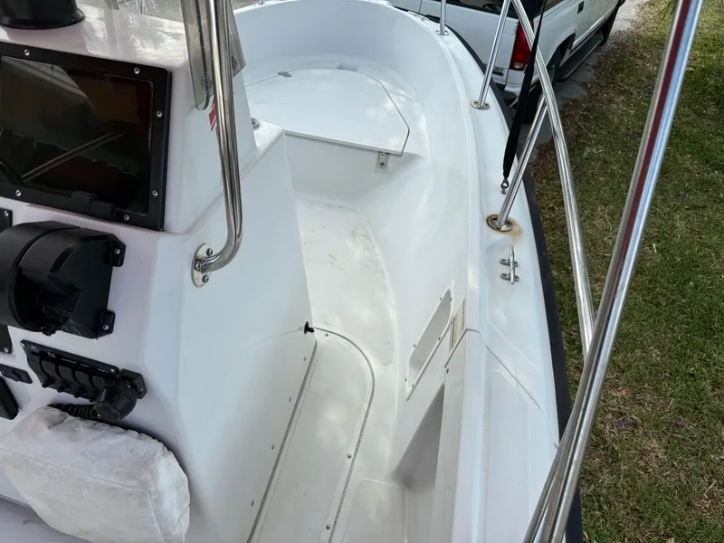 Slide: The Image of 1996 Boston Whaler Outrage 17 boat interior with console and seating area. - 40