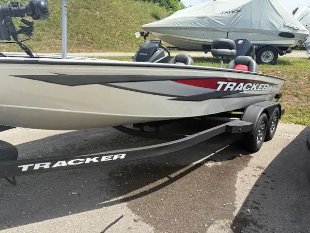 Slide: The Image of Tracker Savage 215 2025 - 85