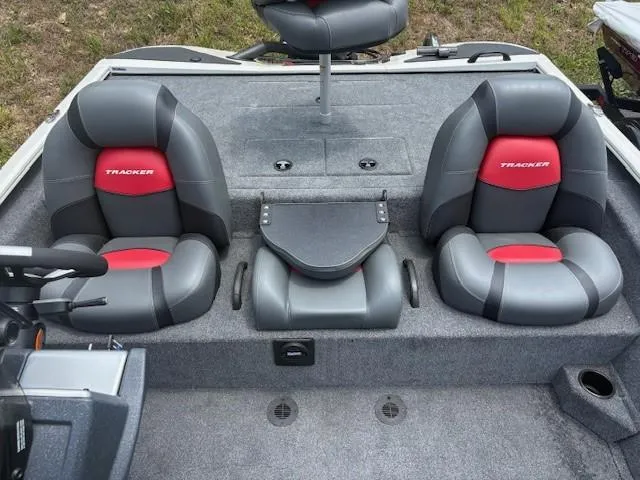 Slide: The Image of Tracker Savage 215 2025 - 87