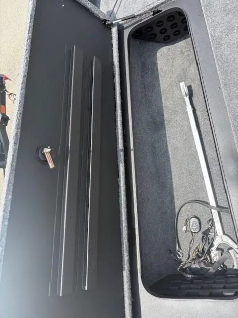 Slide: The Image of Tracker Savage 215 2025 - 89