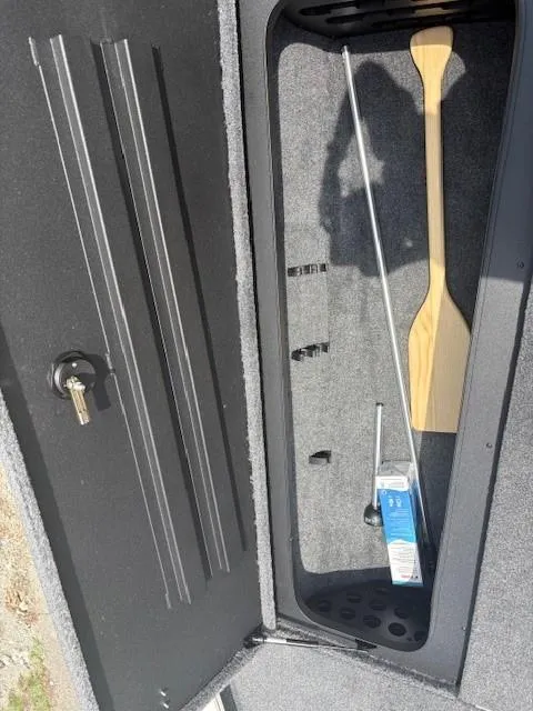 Slide: The Image of Tracker Savage 215 2025 - 91