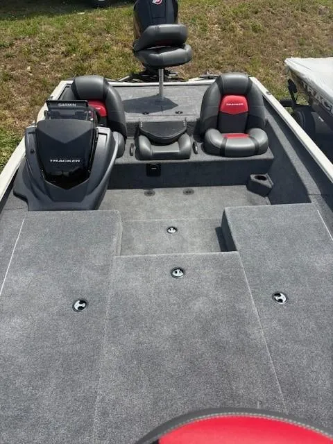 Slide: The Image of Tracker Savage 215 2025 - 95